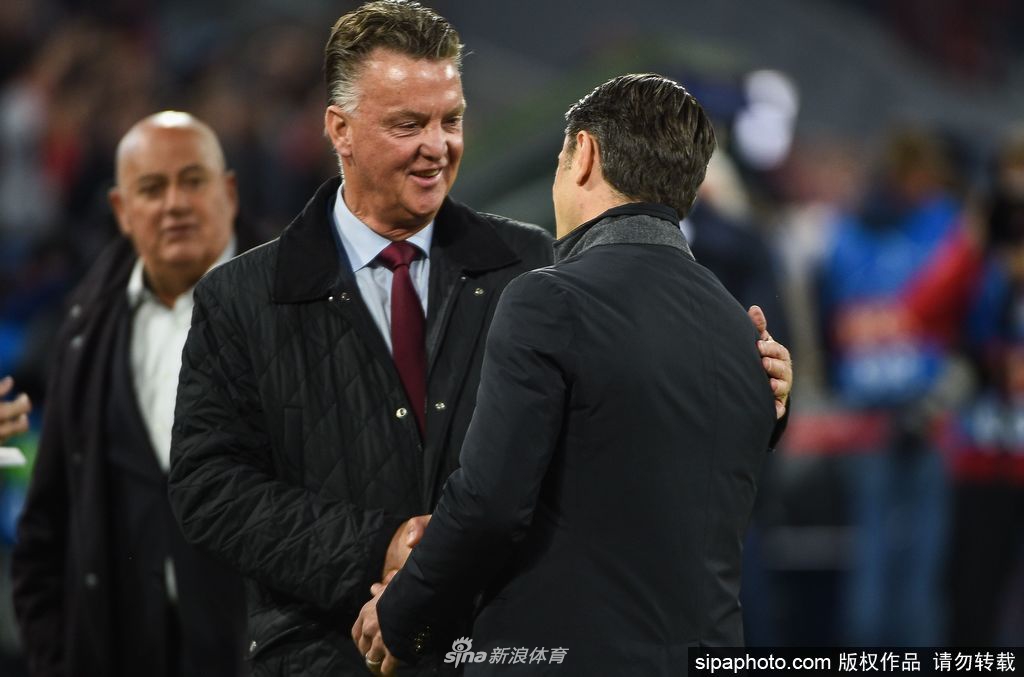 1995年欧冠决赛的荣耀时刻，克鲁伊维特完成绝杀后激情狂奔，而他身后，正是送上关键助攻的老将里杰卡尔德，两代阿贾克斯人共同铸就了这座金杯。