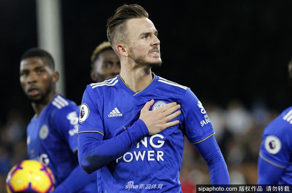 训练场上，麦迪逊全神贯注，精准地将任意球送入球门死角