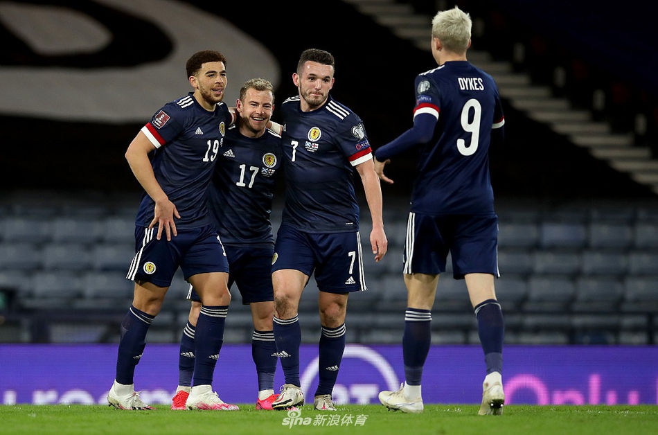 亚当斯接球后精彩脚后跟磕球转身，瞬间摆脱防守，随后拔脚怒射，世界波破门。