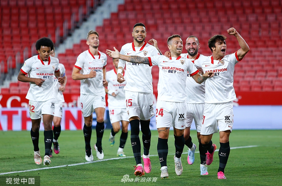 拉基蒂奇在中场指挥若定，他那精准的传球调度是球队撕开对手防线的锋利武器