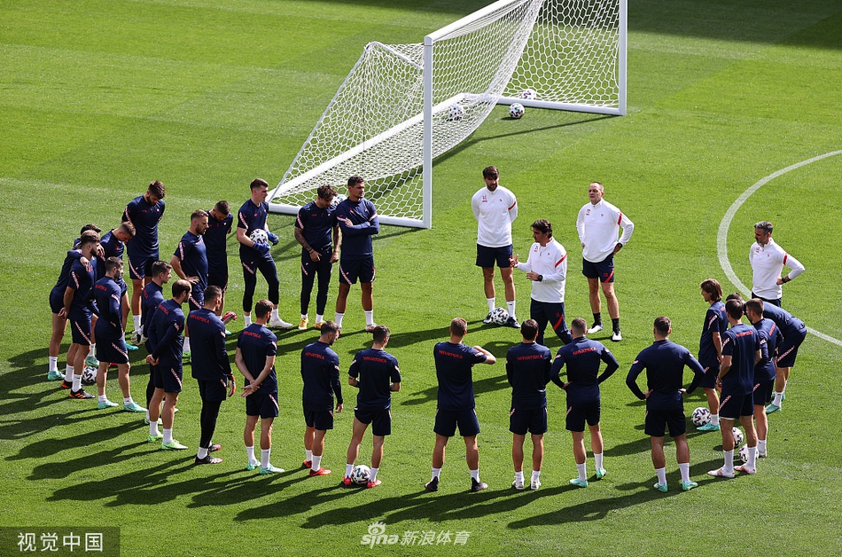 在哥本哈根傍晚的柔和光线下，克罗地亚队的球星们正围成一圈，专注地进行着赛前最后的战术拉伸，队长莫德里奇神情严肃，仿佛在思考着即将到来的恶战。