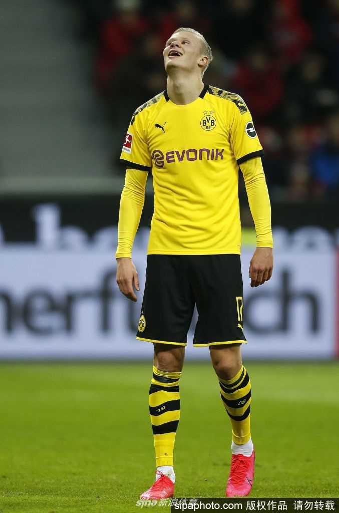 哈兰德在比赛中全神贯注，用强壮的身体倚住防守球员，坚毅的眼神锁定来球方向，准备完成又一次致命一击