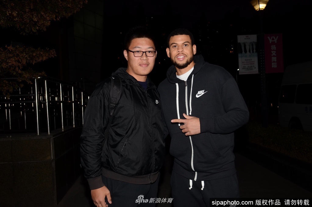 热身中的麦卡勒姆做出变向运球的姿态，身体重心压得很低，仿佛随时准备过掉眼前的防守人，NBA级别的爆发力一览无余