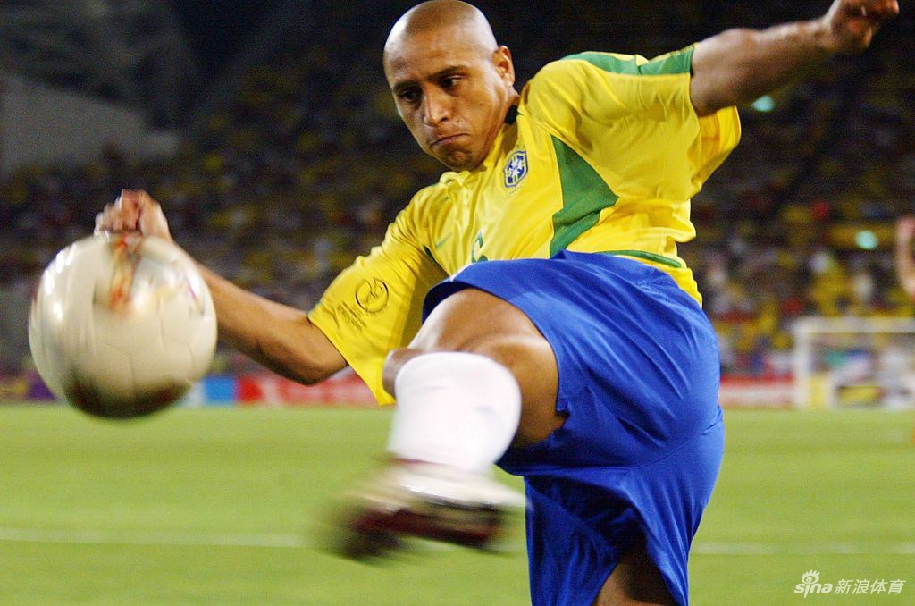 卡洛斯在比赛中高速带球突破，对方球员拼命追赶也无法阻挡他的前进，尽显“卡洛斯式”边路狂奔的风采