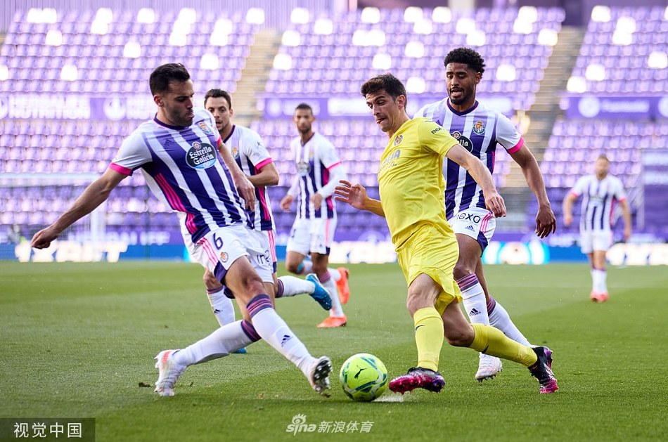 索里利亚球场的夜幕下，黄色潜水艇的球迷们挥舞旗帜，他们的呐喊声仿佛要刺破夜空，为客队注入无穷斗志。