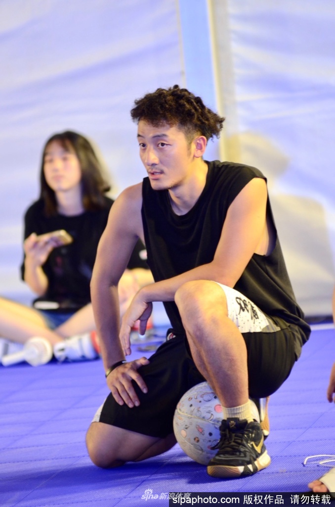 方良超眼神犀利穿越防守，在上海嘉年华的人海中犹如一条游龙，用最地道的街球步伐向球迷展示着“脚踝收集者”的独特魅力。