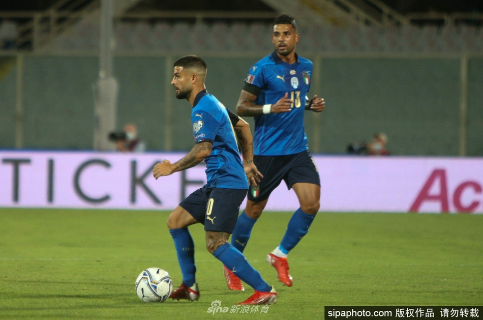 因西涅在对抗中摔倒，目光坚毅地望向裁判，场边的草屑飞溅，定格了他在国家队最后时刻的拼搏瞬间