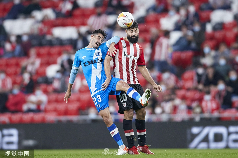 阿尔瓦罗-加西亚挑射破门瞬间，皮球划过门将指尖飞向球门，他的眼神中充满坚定与喜悦，为球队首开纪录。