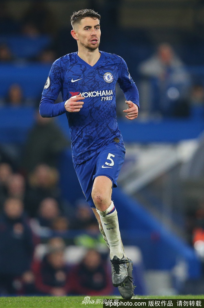 赛后，主教练图赫尔在场边与爱徒若日尼奥亲切交流，两人的眼神中充满信任与坚定，身后的球员通道口仿佛预示着球队正朝着正确的方向稳步前进。