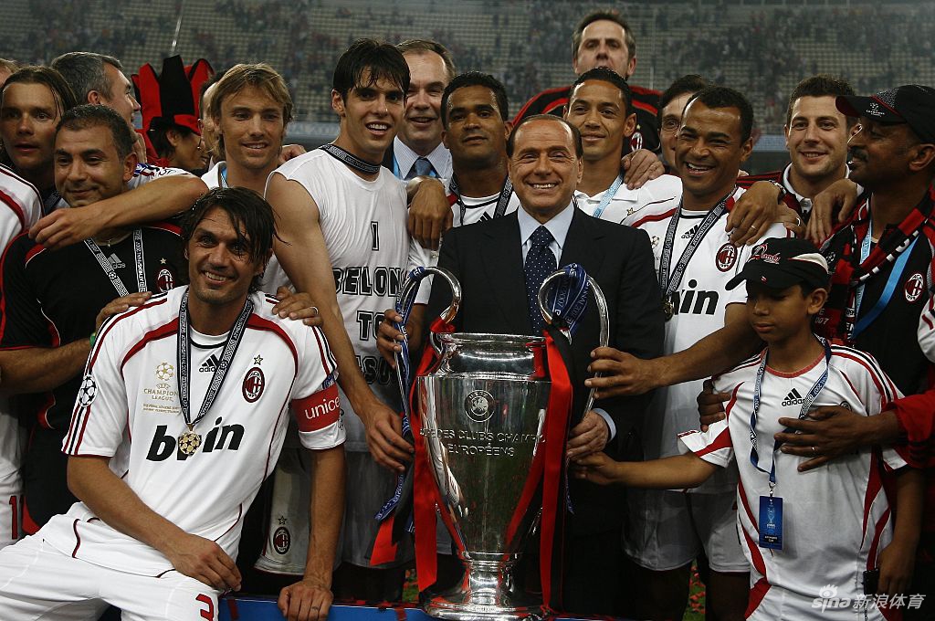 在米兰圣拉斐尔医院的隔离病房中，透过玻璃窗可以看到医护人员忙碌的身影，而贝卢斯科尼戴着口罩坐在病床上，正通过平板电脑与外界沟通，眼神平静而专注