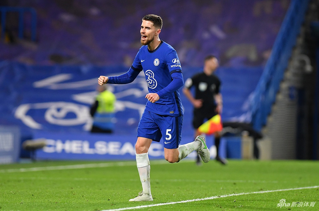 维尔纳在对方后卫的严密盯防下，试图用一脚势大力沉的射门敲开埃弗顿的钢铁防线，眼神中充满了对进球的渴望。