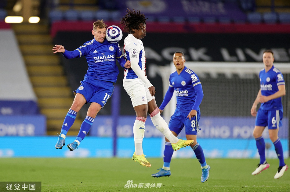 瓦尔迪在对方后卫的严密盯防下奋力拼抢，虽然本场未能进球，但他的跑动牵制为队友创造了宝贵空间。