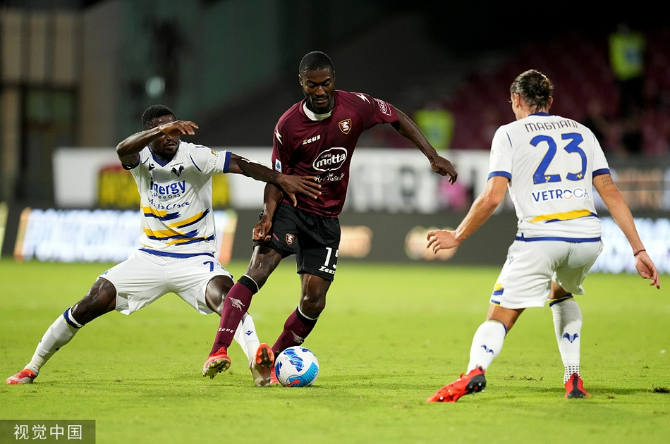 卡利尼奇小角度爆射击中横梁瞬间，皮球弹回场内，他双手抱头难掩遗憾神情，对方门将惊魂未定回头望月