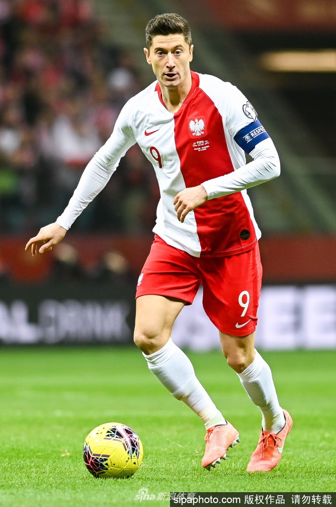 训练场上，莱万目光如炬，额头上的汗珠折射出他对每一个进球细节的严苛打磨