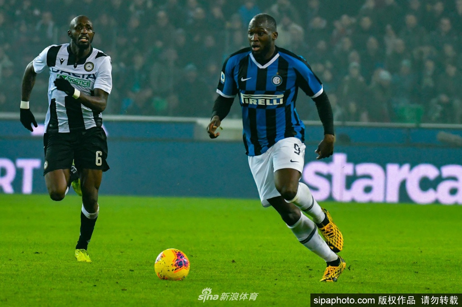 训练场上，两名身穿不同颜色训练背心的球员保持着安全距离，他们正在进行无接触的传接球练习，专注的眼神背后，是对昔日并肩作战、激情庆祝的无限渴望。