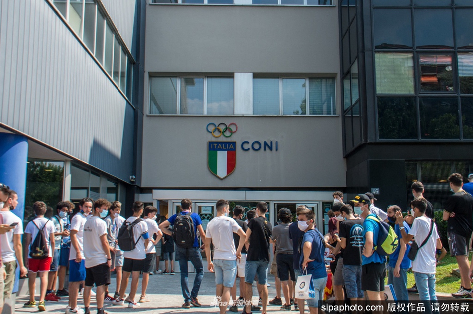 完成体检后，阿什拉夫在离开诊所时，被捕捉到一个不经意的回眸。午后的光线勾勒出他立体的五官，身后的玻璃门映出模糊的街景，这个瞬间充满了故事感，仿佛在无声地宣告：米兰，我来了。