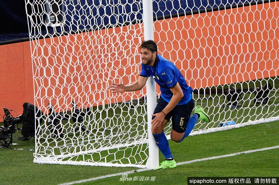 洛卡特利在禁区内冷静施射瞬间，他的眼神坚毅而专注，足球应声入网，身前的瑞士队防守球员只能望球兴叹