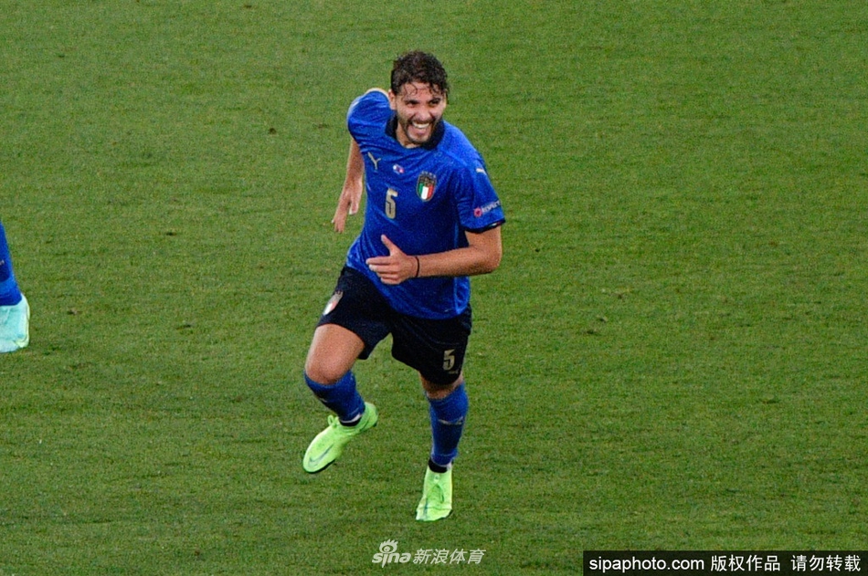 洛卡特利在罗马奥林匹克球场的夜色中振臂欢呼，与队友激情庆祝他对阵瑞士时的首粒精彩进球