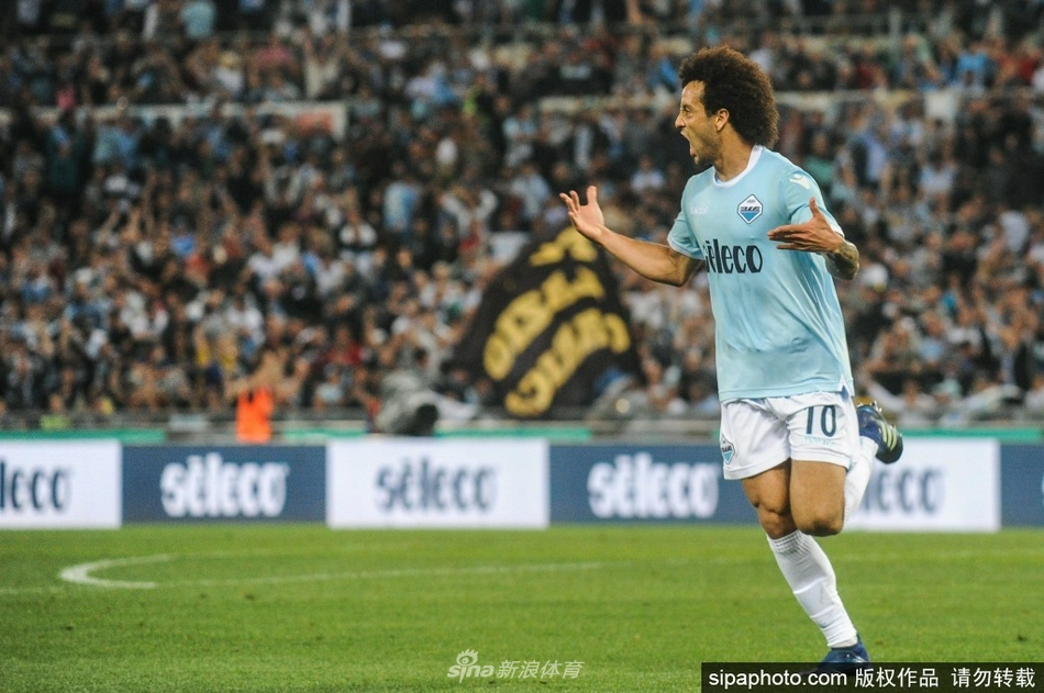 费利佩-安德森身穿拉齐奥新赛季球衣在训练中奋力奔跑，汗水浸湿了后背，目光坚定地望向前方。