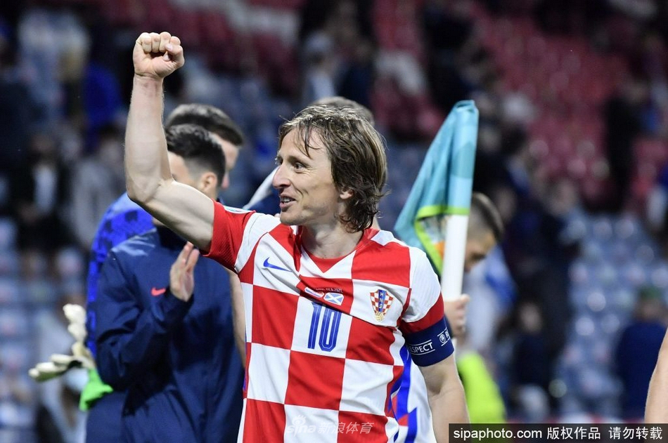 在球队训练中，莫德里奇露出轻松的微笑，眼神中满是对即将到来的卡塔尔世界杯的期待与专注