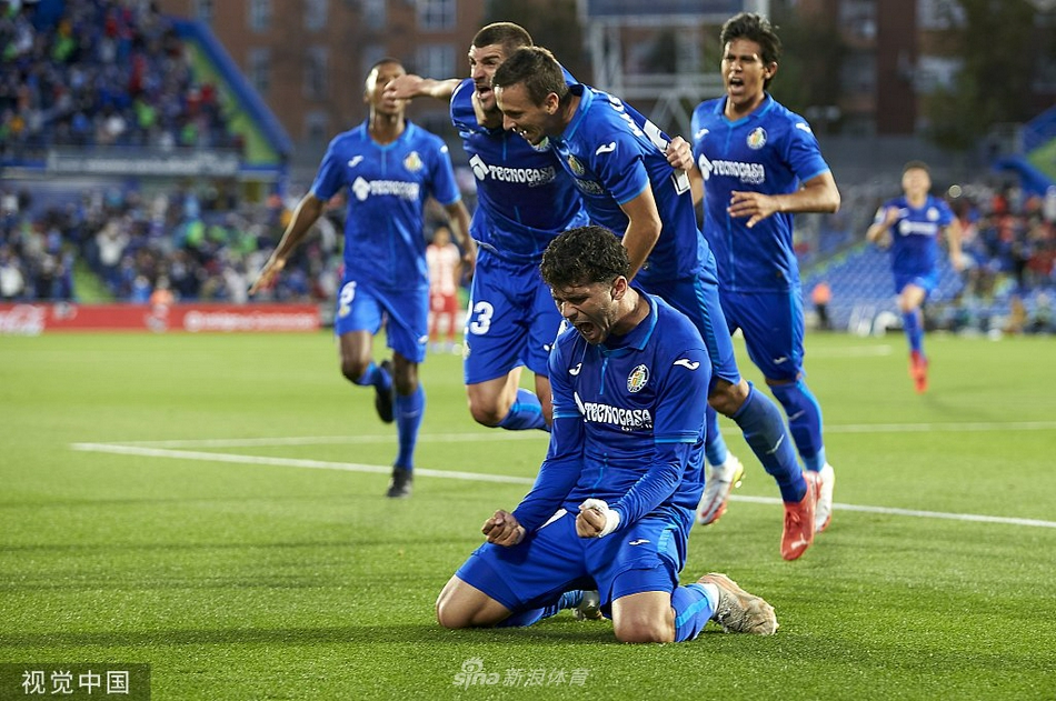 苏亚雷斯打入扳平一球后，与队友格里兹曼紧紧相拥，两人脸上洋溢着喜悦，场边是激情指挥的主帅西蒙尼