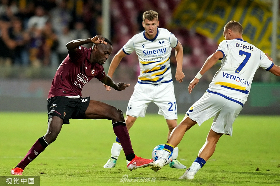 马马杜·库利巴利在进球后被蜂拥而至的队友们紧紧压在身下，人堆之下是难以言表的狂喜。这一刻，阿雷基球场没有失败者，只有为荣誉而战的海蓝勇士。