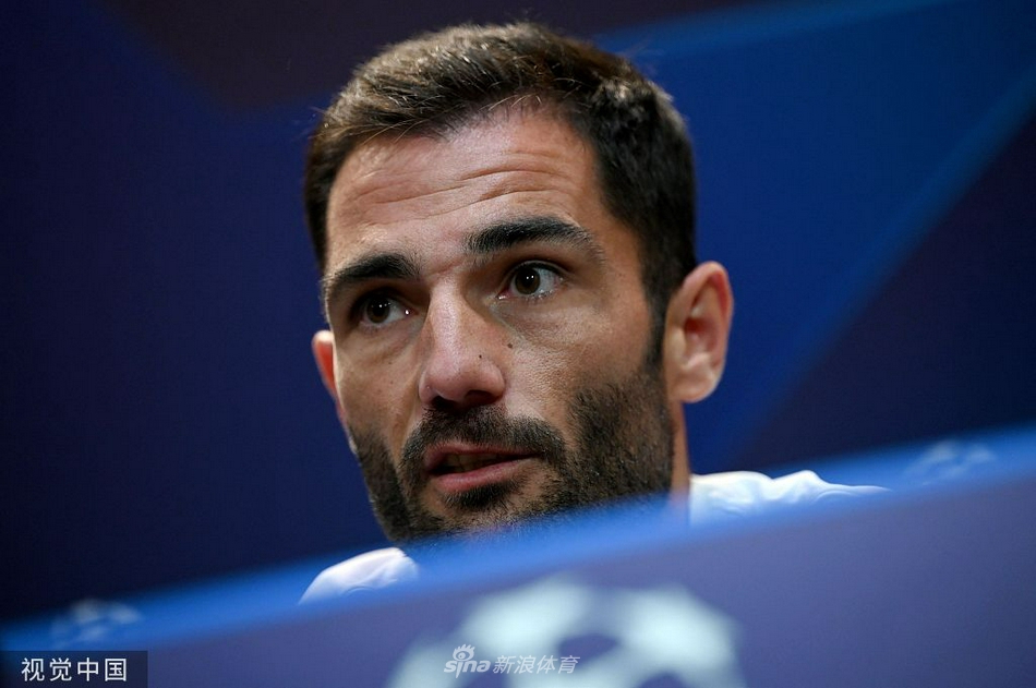 葡萄牙体育主帅阿莫林在新闻发布会上神情专注，右手轻抚话筒，眼神深邃地望向远方，仿佛已透过镜头看到了次日战场上的风云变幻。