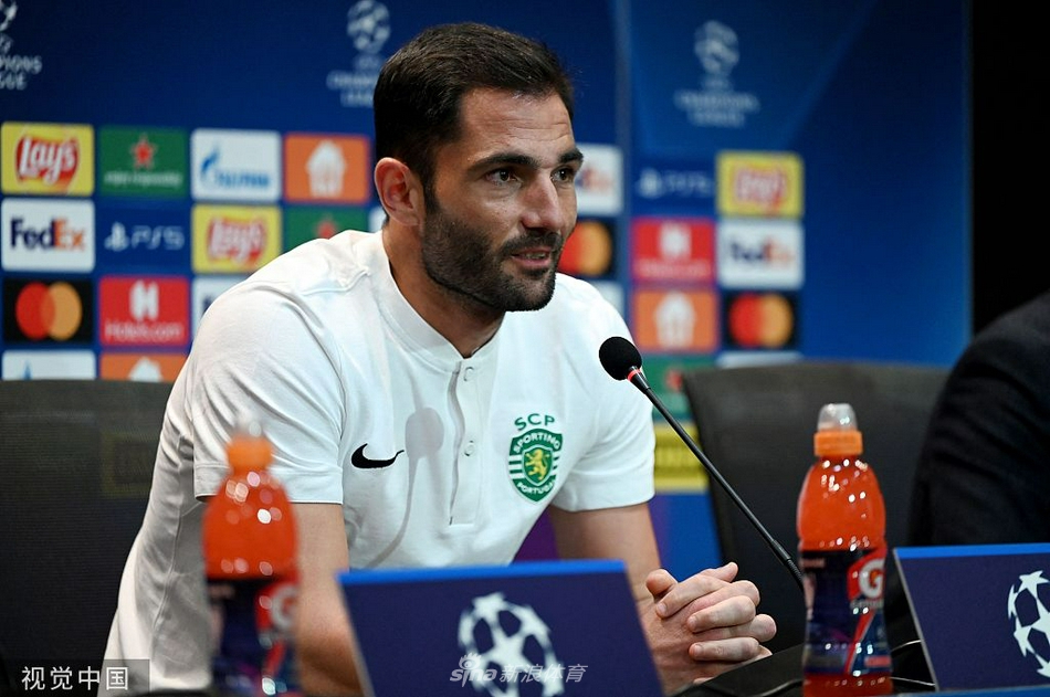 发布会现场的媒体席上，各国记者架起长枪短炮，录音笔与手机密密麻麻地排列在桌面上，争相记录着主教练口中吐出的每一个单词，气氛紧张而有序。