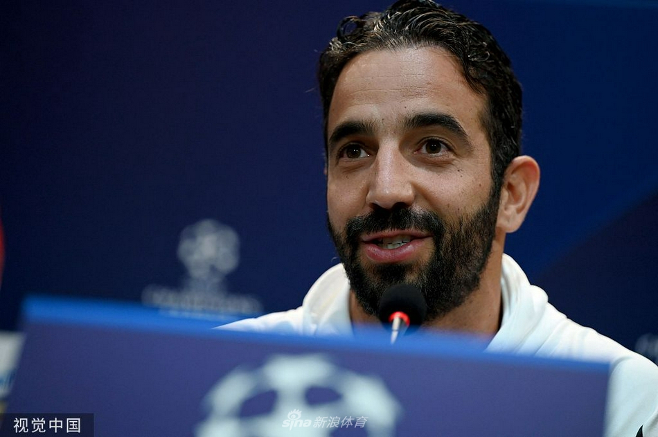 队长科茨在发布会上双手交叉置于桌前，面容坚毅，胸前的俱乐部徽章在闪光灯下熠熠生辉，他坚毅的表情仿佛一道无法逾越的城墙，守护着球队最后的尊严。