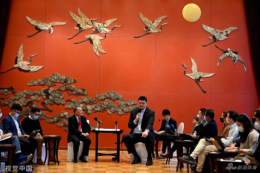 姚明与在场媒体交流时露出标志性的笑容，他相信北京冬奥会能在东京奥运会经验基础上做得更好，防疫标准更优化。