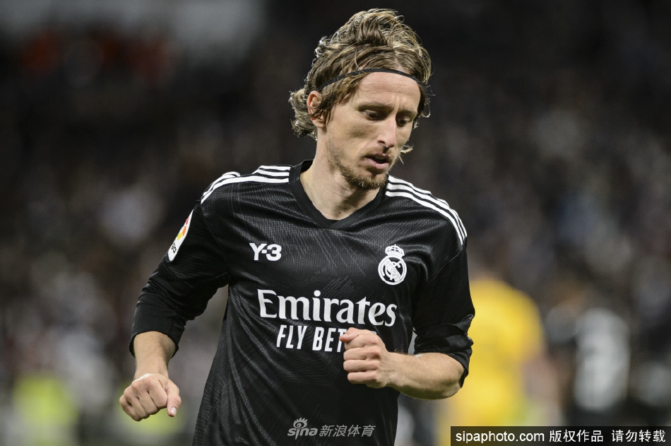 莫德里奇主罚角球瞬间，身体姿态舒展优雅，皮球划出精准弧线飞向禁区，这一刻凝聚了他广阔的视野和致命的传球技艺。