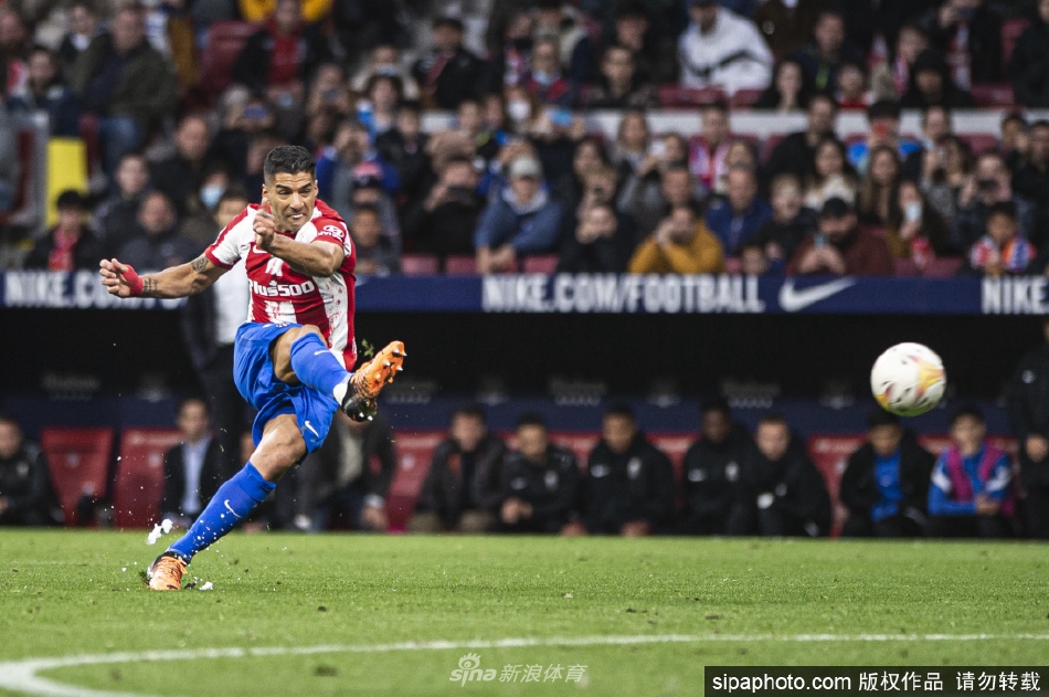 苏亚雷斯与家人并肩站在绿茵场上，妻子和孩子们陪伴他一同向马竞生涯挥手作别