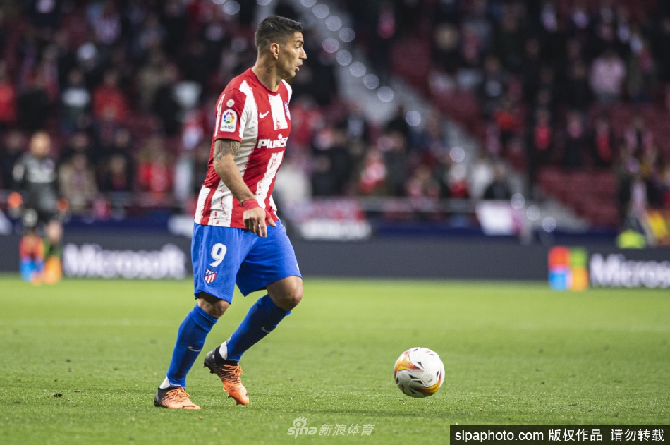 苏亚雷斯在替补席上掩面，泪水从指缝间滑落，身旁的队友默默给予支持