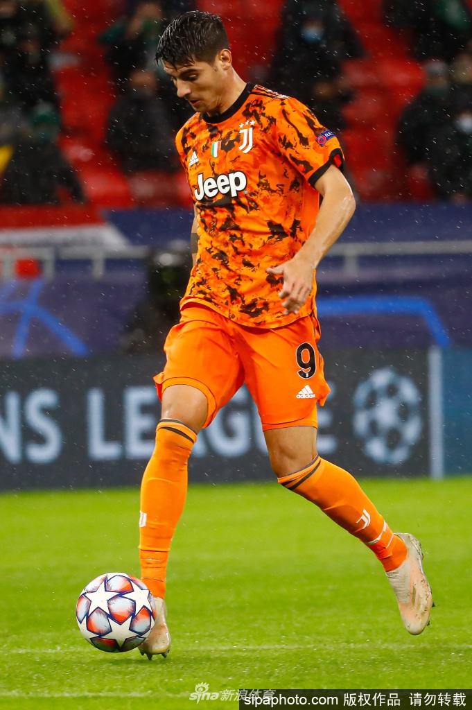 进球后的莫拉塔与队友克里斯蒂亚诺·罗纳尔多击掌相庆，两人脸上洋溢着灿烂的笑容，眼神交流中传递着深厚的默契与兄弟情谊。