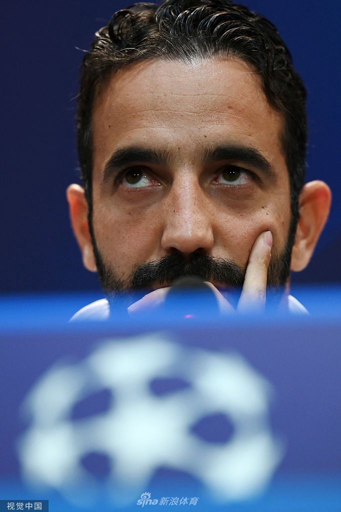 科茨在发布会尾声整理衣装准备离场，背景是模糊的赞助商标志，他低头沉思的瞬间被捕捉，那微蹙的眉宇间，承载着率领球队走出困境的沉重责任。