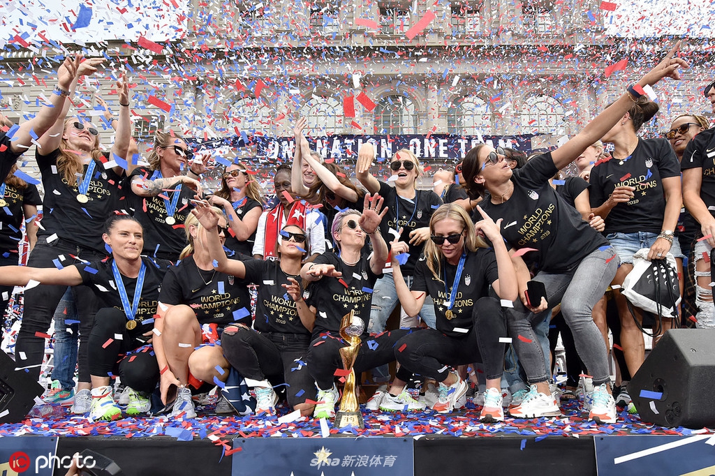 从高空俯瞰，纽约曼哈顿的“英雄峡谷”街道完全被人群淹没，游行花车被热情的粉丝层层包围，场面壮观，展示了纽约市民对女足英雄们的最高敬意。