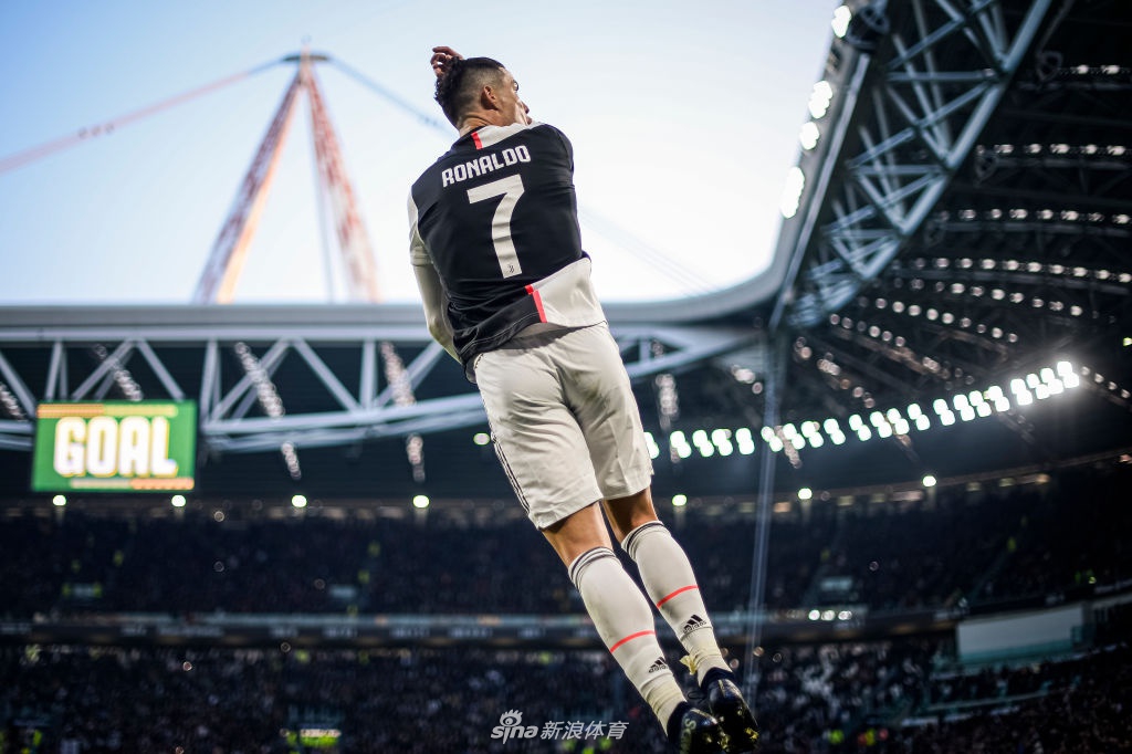 面对门将，C罗冷静施射，皮球应声入网，定格了帽子戏法的经典瞬间。