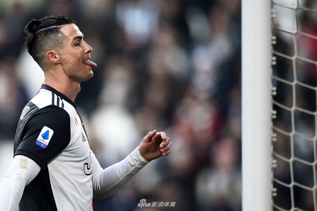 进球后的C罗被队友团团围住，迪巴拉、伊瓜因等人脸上洋溢着喜悦，共同庆祝这一历史性时刻。