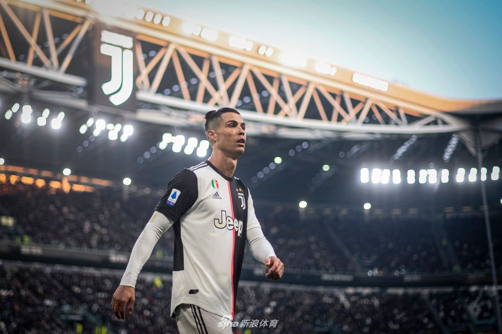 C罗带球疾驰，如闪电般冲破卡利亚里防线，对方防守球员只能目送他绝尘而去。