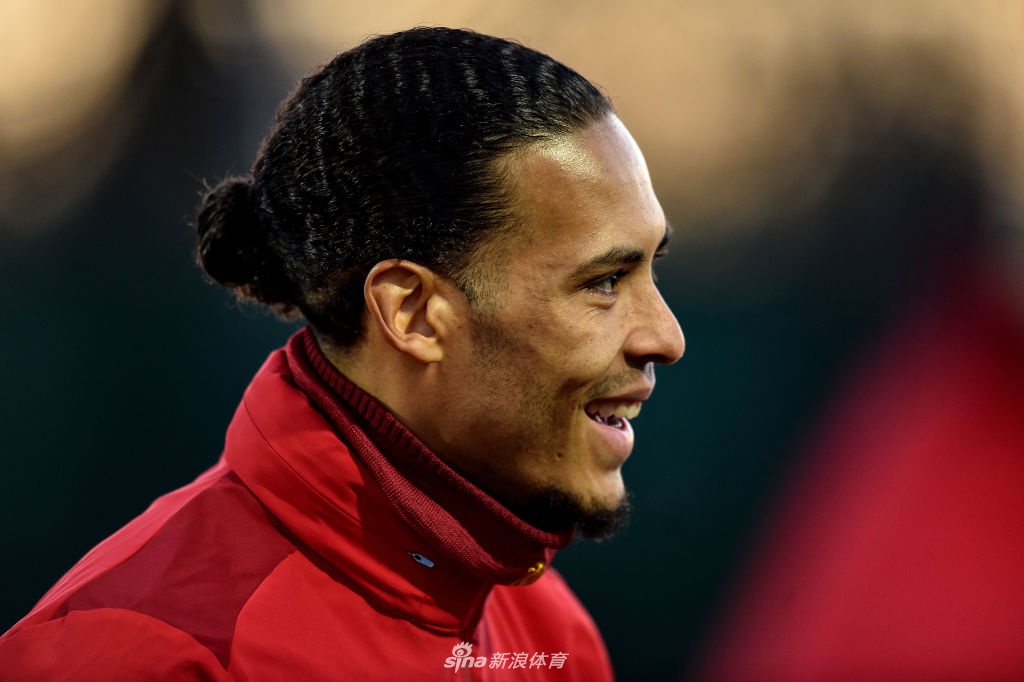 范迪克在训练场上展现领袖风范，全神贯注地带领利物浦队友们进行备战演练。