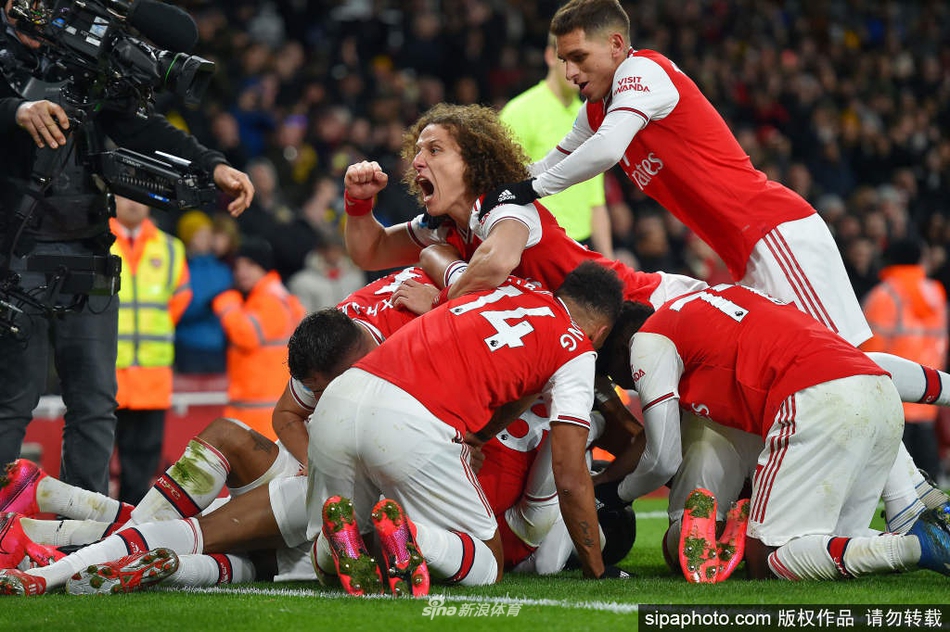 夕阳的余晖洒在斯坦福桥球场的看台上，为这座空荡的球场披上了一层金色的外衣。虽然没有了比赛的喧嚣，但这座足球圣殿依然在静静等待，等待王者归来。