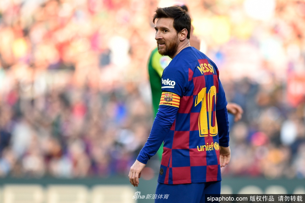 空旷的球场看台上，座椅空无一人，只有巨大的俱乐部会徽在阳光下静静等待，仿佛在呼唤着球迷们的归来。