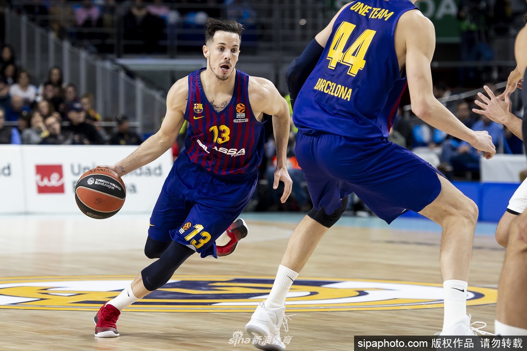 巴塞罗那篮球队员在暂停间隙聚精会神地聆听主教练布置战术，赛场上的冷静与专注此刻也延续到了场外，他们正以同样的态度应对疫情带来的挑战。