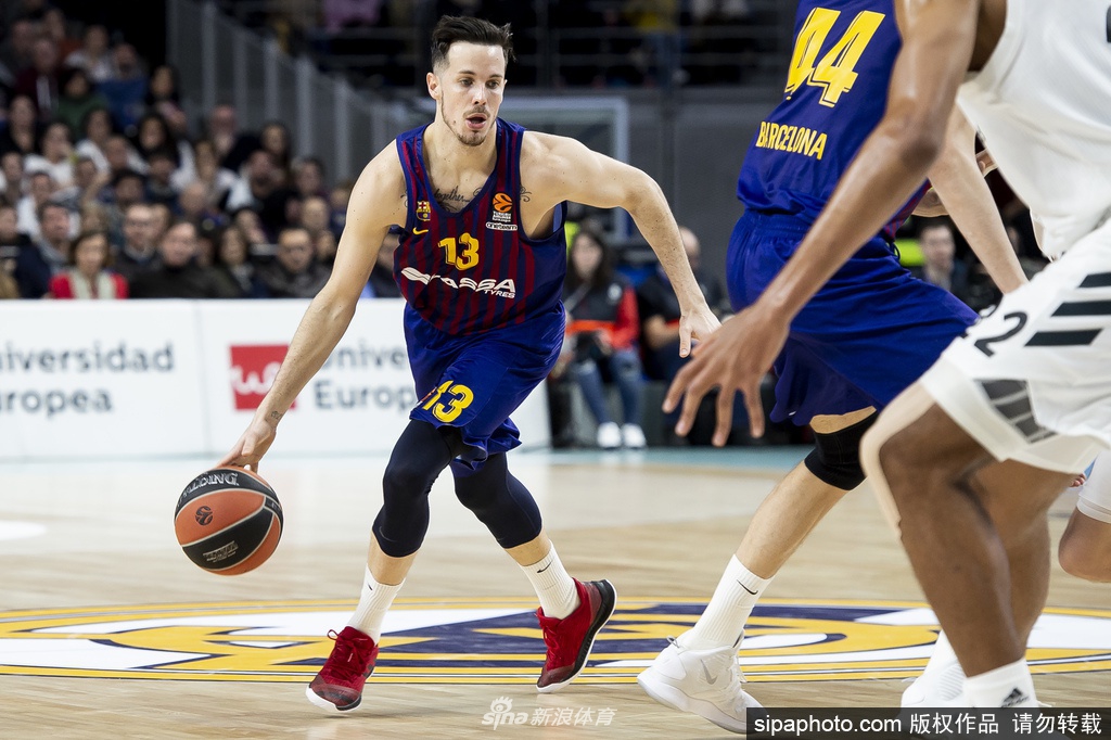 梅西和苏亚雷斯在训练场上并肩而站，目光坚毅地目视远方，他们不仅用进球带领球队前进，更在危机中用行动守护着整个俱乐部大家庭。