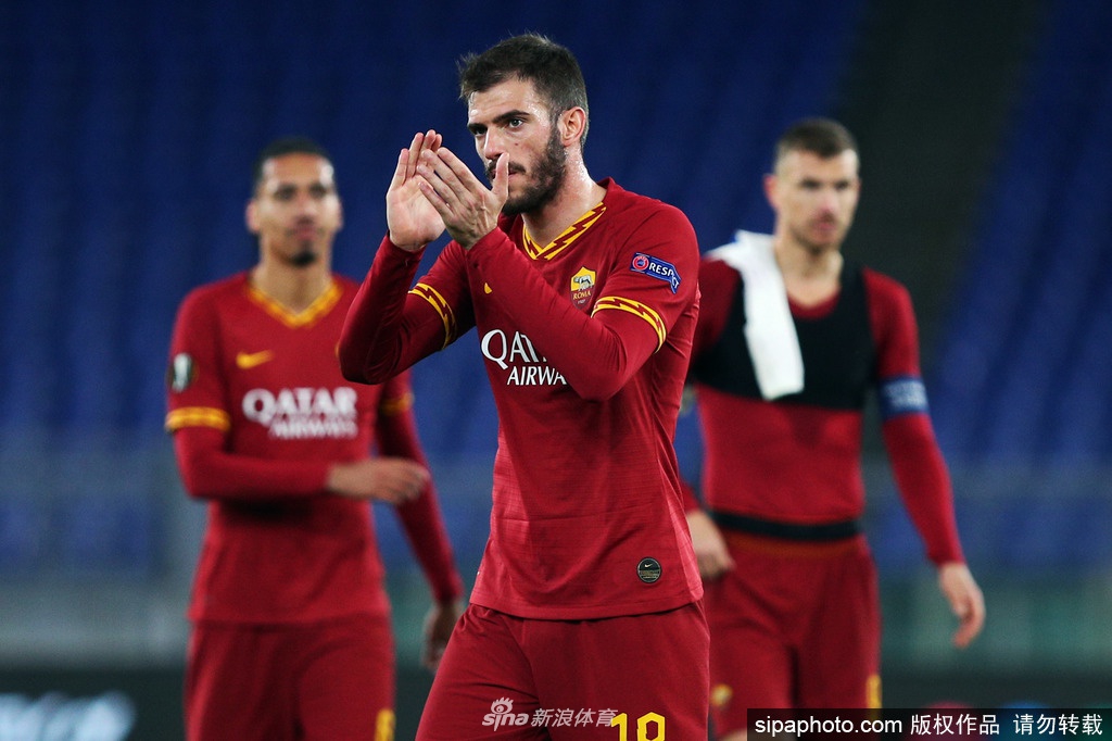 主教练保罗·丰塞卡在战术板前神情严肃地踱步，他的停赛期工作并未停歇，自愿降薪展现了他与球队共进退的决心。