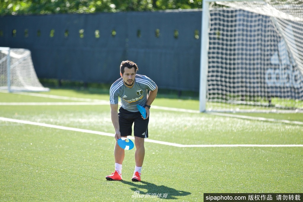 孤独的领舞：绿茵场上，一名伐木者队球员在空旷的球场上独自带球。他身后是看台的轮廓，身前是无垠的草地。虽然队友远在视线之外，但他的每一次触球都充满力量，仿佛在与远方的喧嚣和内心的渴望隔空对话。