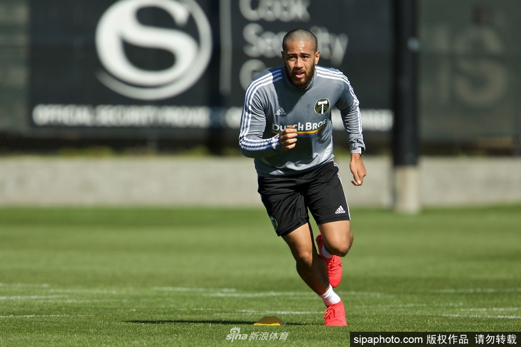 归来的晨光：波特兰伐木者队球员驾车重返训练基地，车窗外是熟悉的风景，车内是满溢的期待。空旷的停车场见证着这场特殊时期的‘个人集结’，每一辆驶入的车辆都像是一颗重新跳动的心脏。