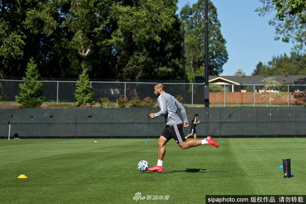 精准的独奏：一名波特兰球员正进行单人射门练习，皮球划出弧线直奔球门死角。他的眼神专注而炽热，仿佛面前的空门里，站着的是昔日联赛中的宿敌。每一次发力，都是对比赛渴望的释放。