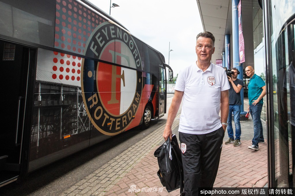 战术大师范加尔在场边激情指挥，他的手势仿佛正在绿茵场上描绘一幅精密的进攻蓝图，眼神中透露出对细节的极致追求。