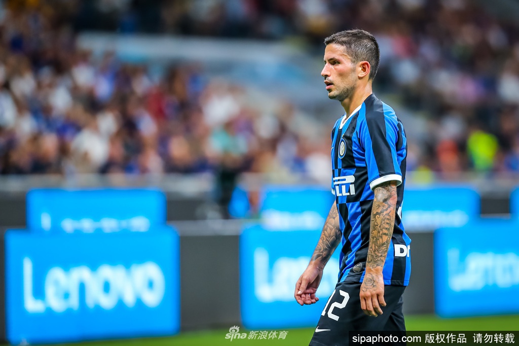 队长萨内蒂、科尔多巴、马特拉齐三位老将共同高举大耳朵杯，金色的纸屑漫天飞舞，照亮了伯纳乌的夜空。他们身后的队友们或振臂高呼，或相拥而泣，这一刻的狂欢是属于所有国际米兰人的，是蓝黑军团时隔45年后重返欧洲之巅的永恒定格。